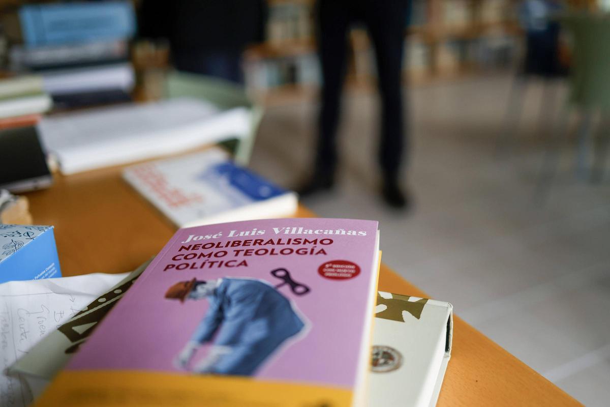 Uno de los últimos libros de Villacañas, sobre la mesa de estudio.