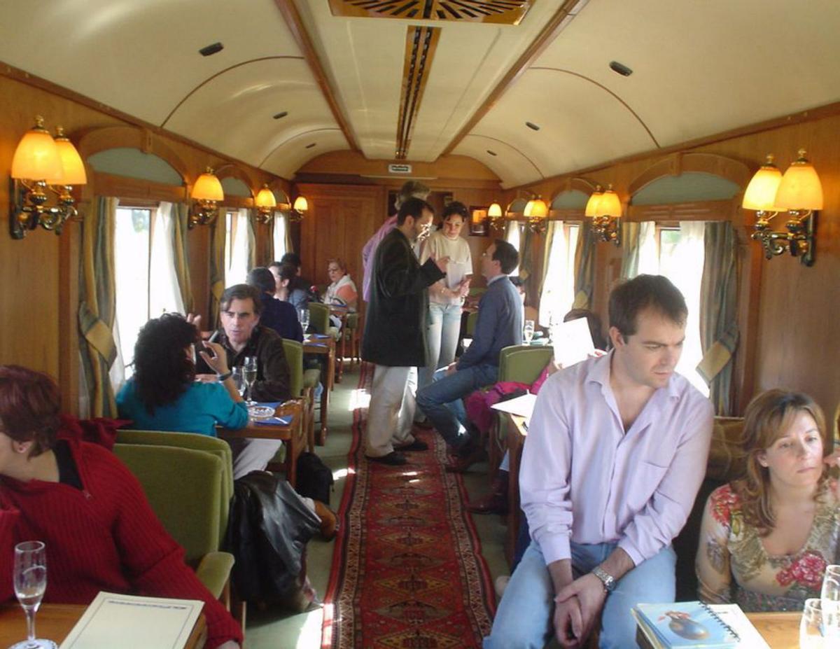 Algunos de los escritores, en la sala del restaurante Transcantábrico. En primer lugar, Javier Sierra.