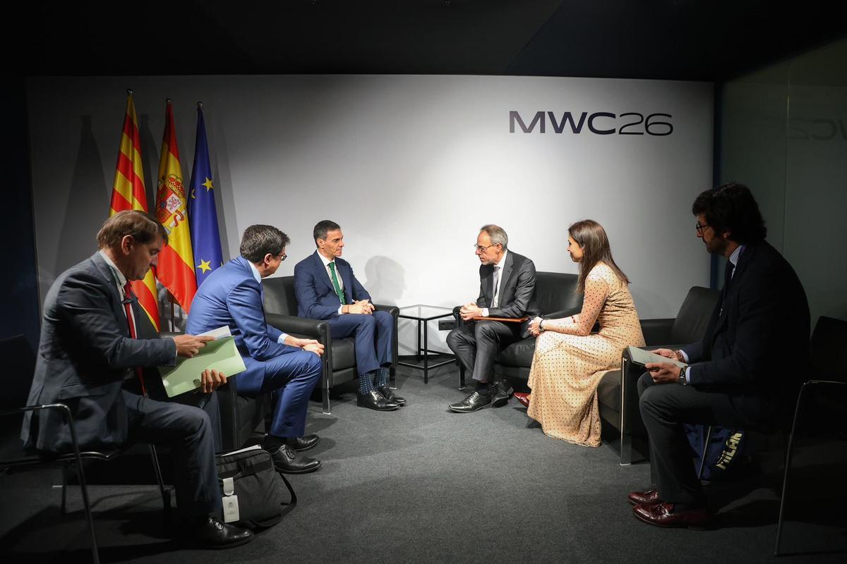 Pedro Sánchez y David Zapolsky (Amazon), junto a Óscar López y otros representantes de AWS, este lunes en el MWC de Barcelona.