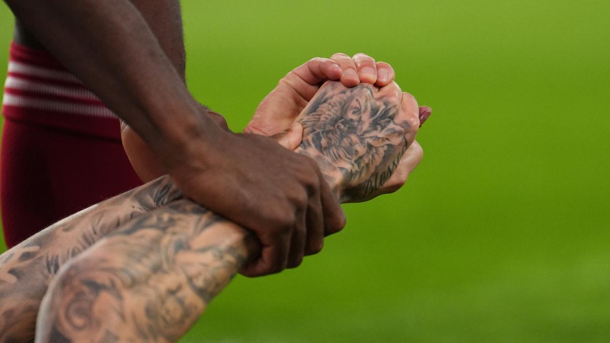 La mano de Noa Lang tras quedar atrapada en una valla de Anfield