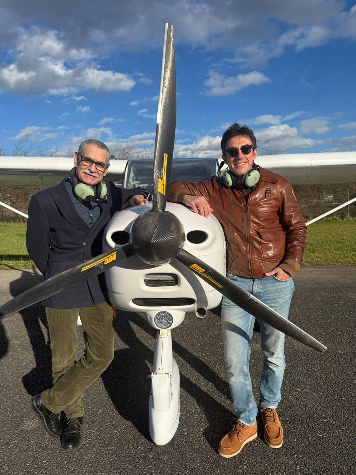 Luis Arias González y Luis Rojo Medina junto a un avión