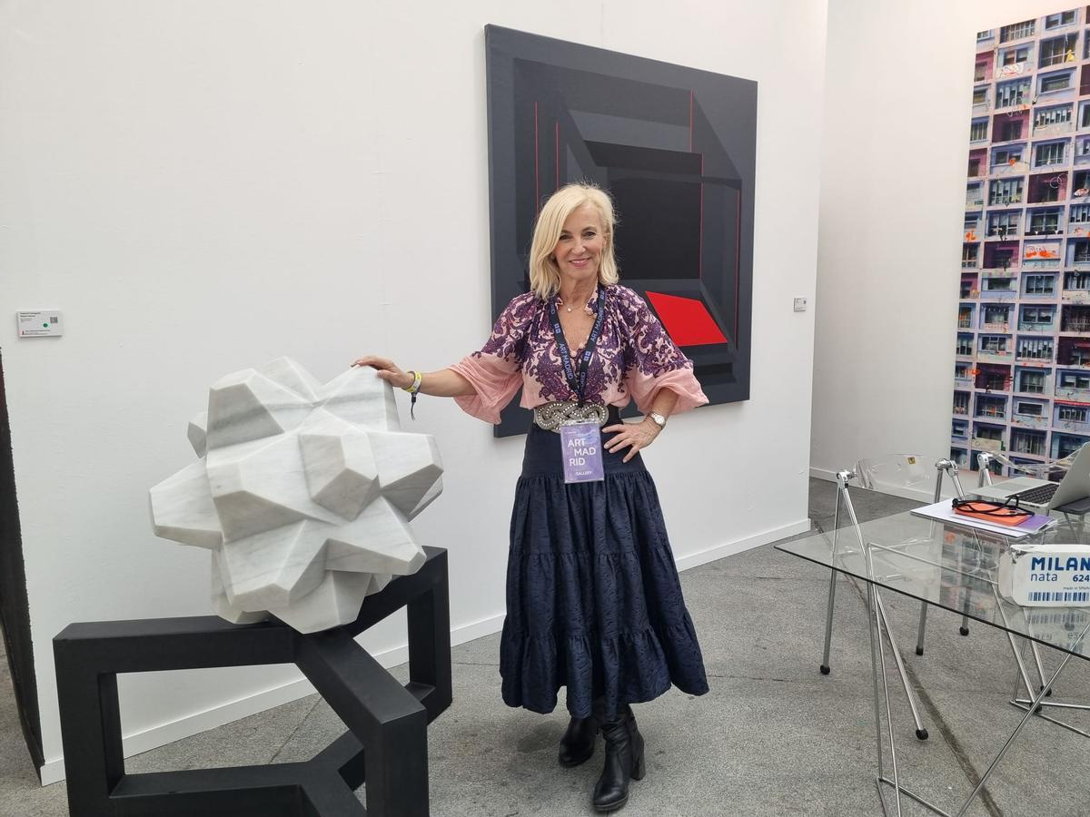 Aurora Vigil-Escalera, junto a la escultura de Yamaguchi y frente a un cuadro de Lisardo Menéndez