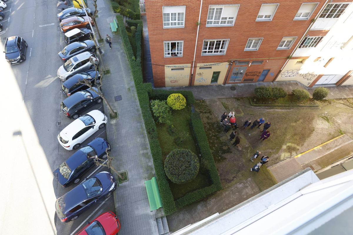 Avilés. Informe con los vecinos de algunas cuadras de Glez Abarca que no cuentan con acceso peatonal a la calle, lo que genera problemas de accesibilidad.