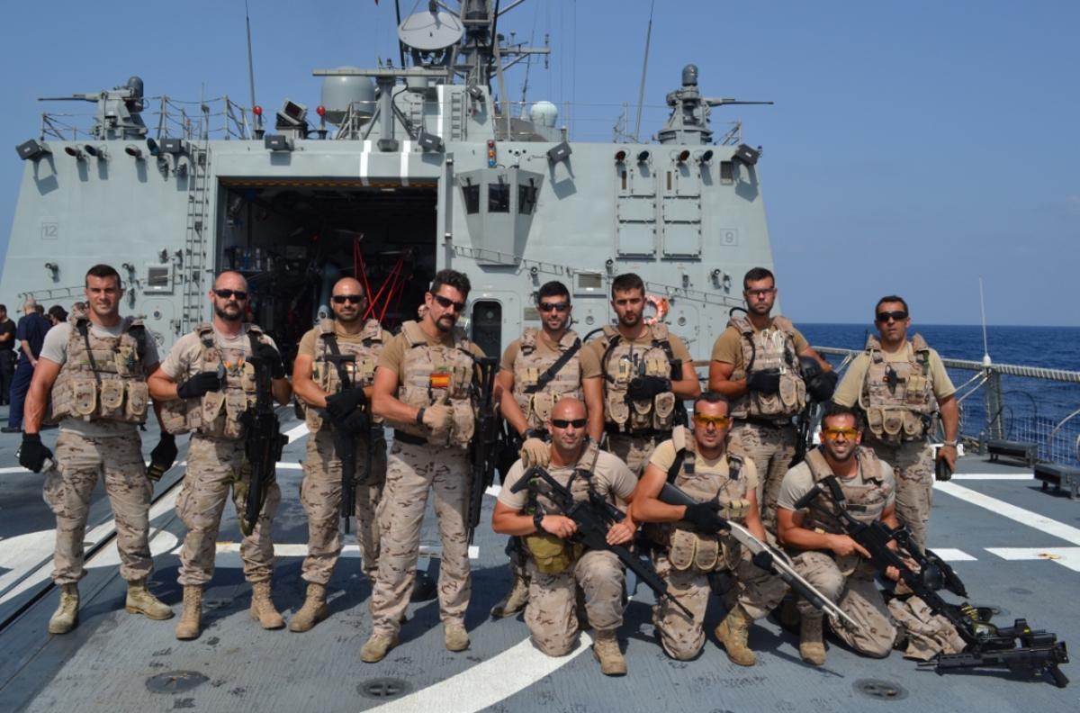 El equipo operativo de seguridad (EOS) de la fragata Cristóbl Colón, a bordo de su buque.