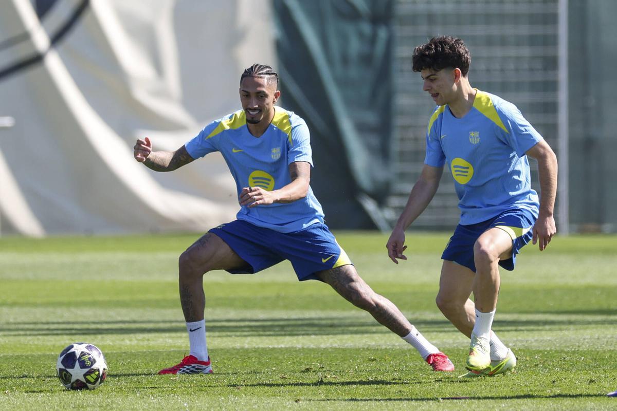 Raphinha y Xavi Espart, en una ronda.