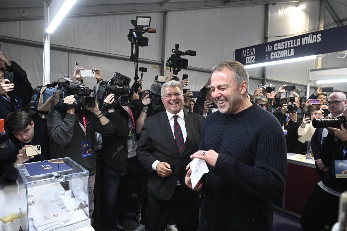 Joan Laporta con Hansi Flick, antes de que el técnico azulgrana ejerciera su derecho a voto.