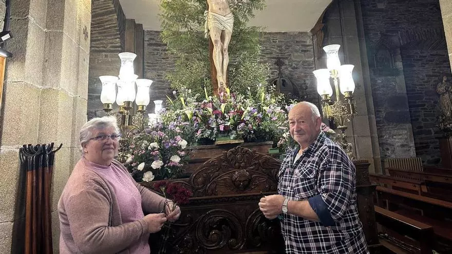 VÍDEO: José Manuel y Graciela, la pareja que pone flores en la procesión del Cristo del Perdón en Luarca: un mes de planificación, un árbol como pieza principal y más de tres horas de montaje