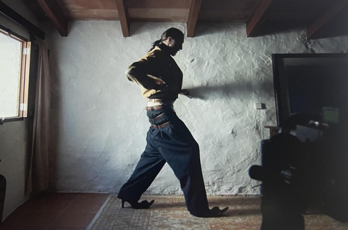 Miguel Hergueta posa y se hace las fotos él mismo con la ropa que acaba de ponerse.