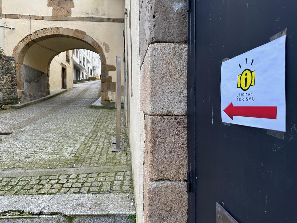 Un cartel en la Casa de la Cultura indica la nueva ubicación de la Casa de la Cultura.