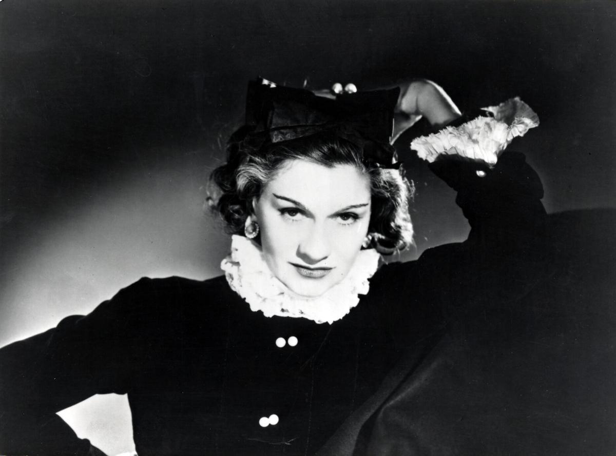 GENTE MADEMOISELLE CHANEL (1935) FOTO GEORGES HOYNINGEN - HUENE. COCO CHANEL, DISEÑADORA DE MODA, FOTOS HISTÓRICAS, BIOGRAFÍA _ PUBLICADO EPC 12/01/2008 P 82 _ MEDIANO, PLANO