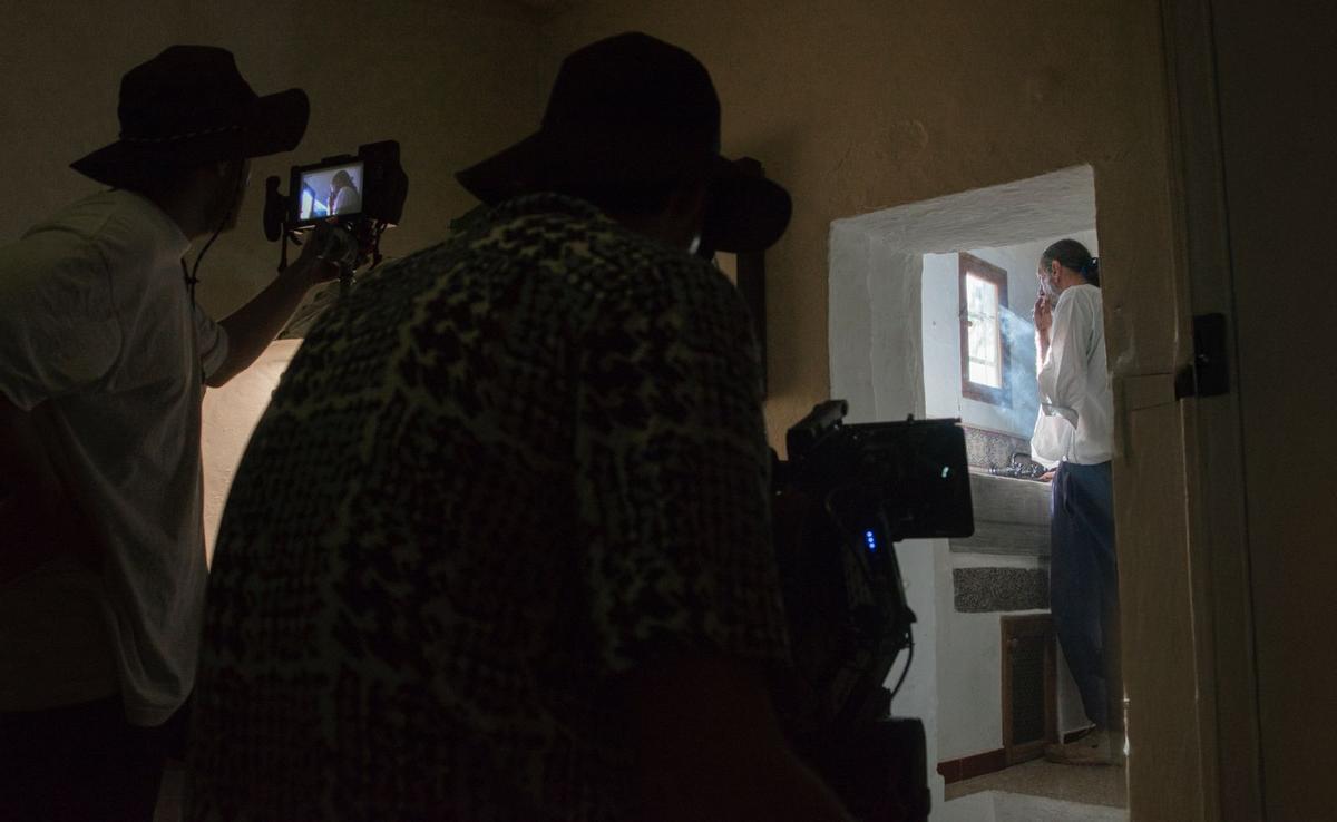 Gonzalo Hergueta, de espaldas, graba unos planos de Miguel Adrover frente a un espejo.