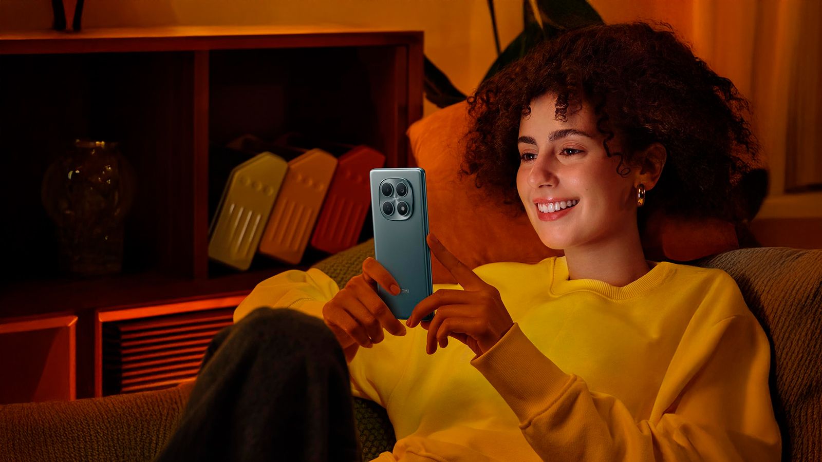 Smartphone Xiaomi Redmi Note 15 negro luciendo su pantalla AMOLED de 6,77 pulgadas con biseles reducidos