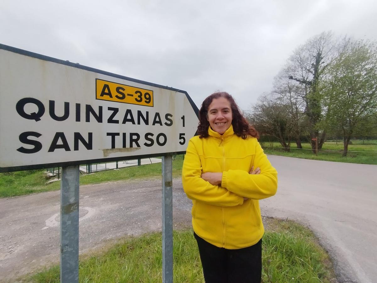Beatriz Natali Rivas Vargas, a la entrada del pueblo de Quinzanas.
