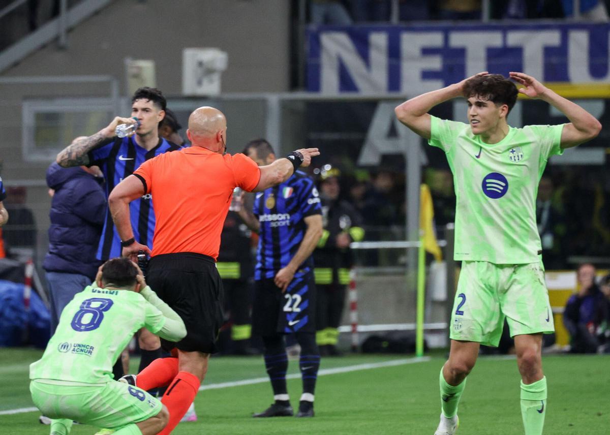 Szymon Marciniak señala un penalti tras revisarlo en el VAR en la semifinal de la Champions entre Inter y Barça de la temporada pasada.