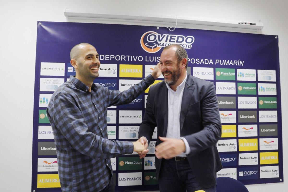 JAVIER RODRÍGUEZ, AL LADO DEL PRESIDENTE HÉCTOR GALÁN, DURANTE SU PRESENTACIÓN. BALONCESTO. BALONCESTO DE OVIEDO. JAVI RODRÍGUEZ. NUEVO ENTRENADOR