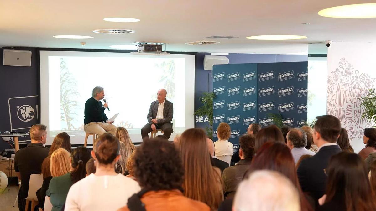 Uno de los momentos de la presentación del libro, a cargo de Daniel Landa.