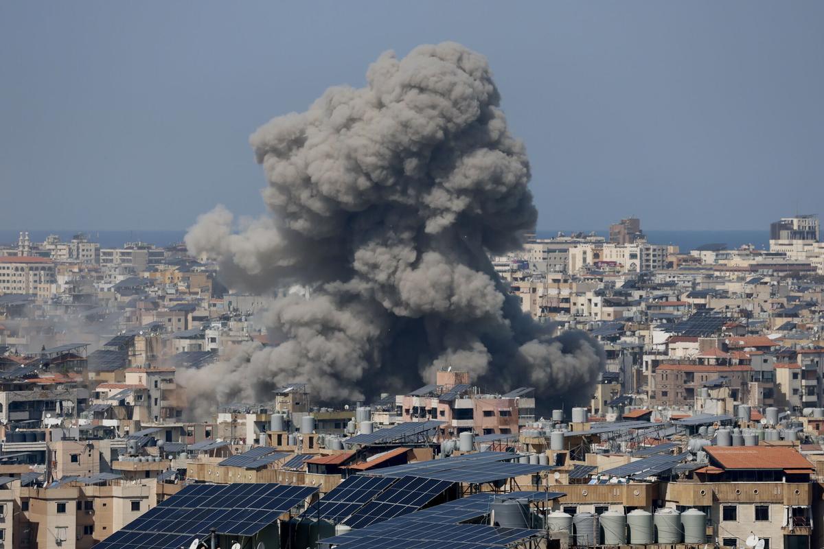 Se elevan columnas de humo después de un ataque aéreo israelí en los suburbios del sur de Beirut el miércoles.