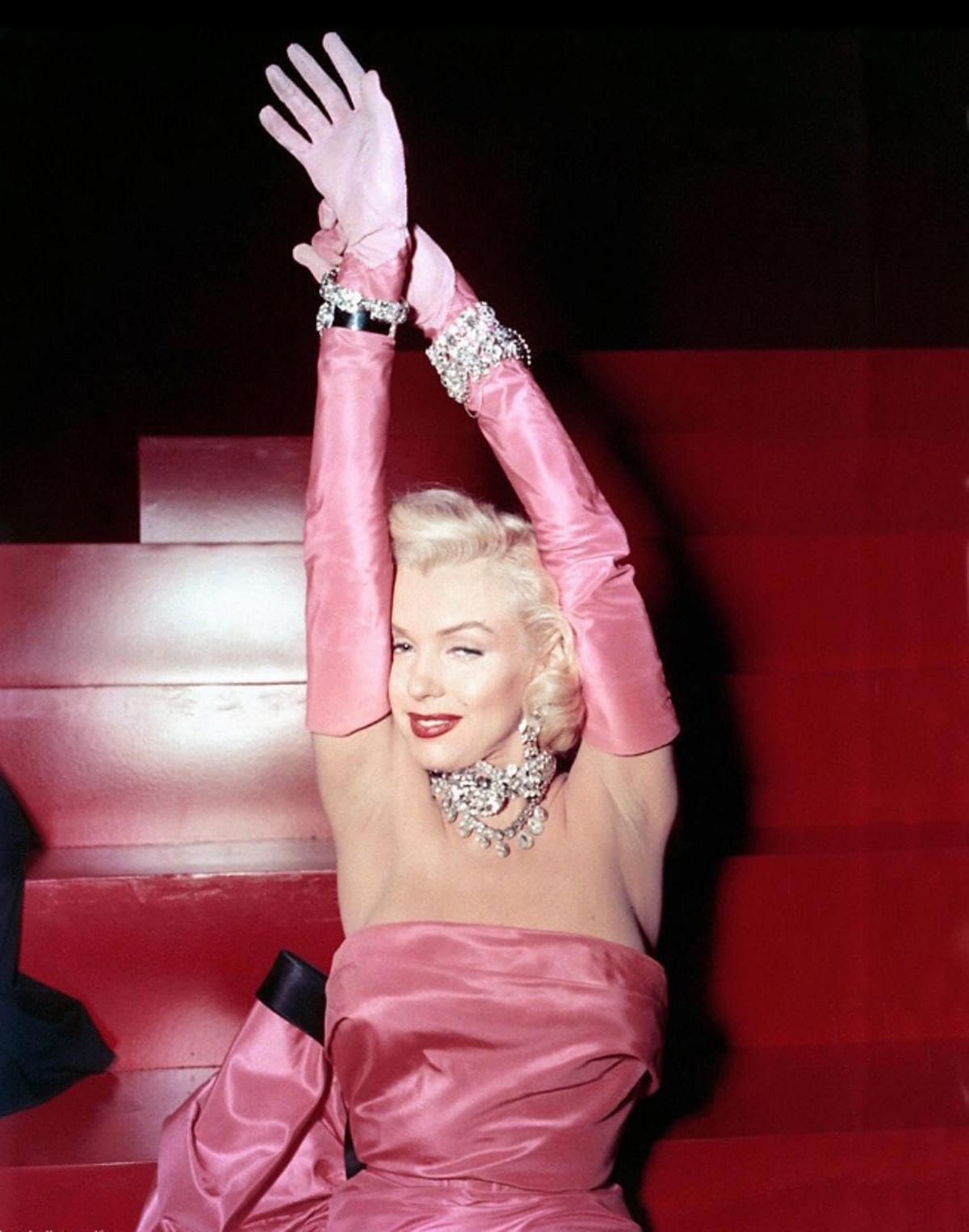 Marilyn, en 'Los caballeros las prefieren rubias' (1953). Rosa y tachonado de diamantes (los mejores amigos de las chicas).