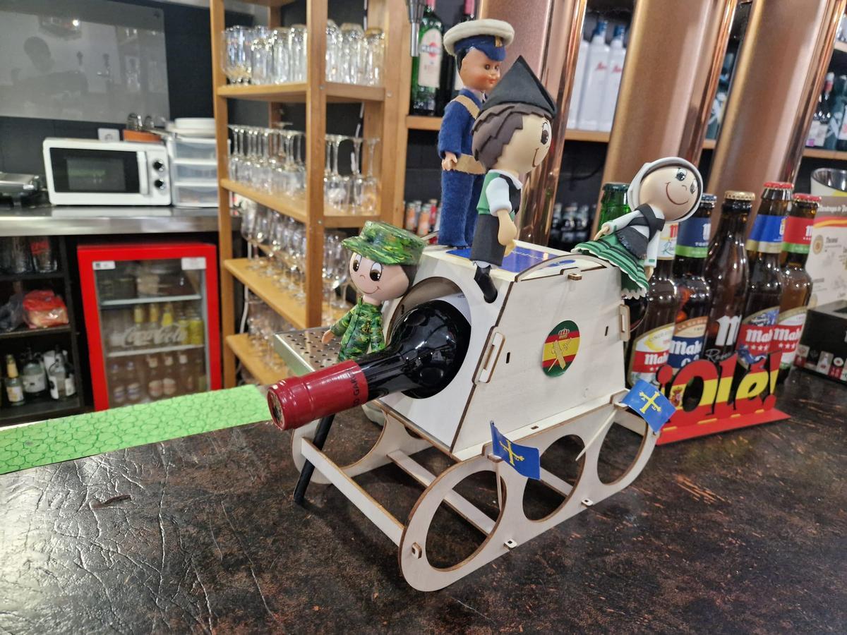 Así es el bar más patriótico de Oviedo: banderas rojas, uniformes de las fuerzas de seguridad y homenajes a Pelayo y La Santina Así es el bar más patriótico de Oviedo: banderas rojas, uniformes de las fuerzas de seguridad y homenajes a Pelayo y La Santina