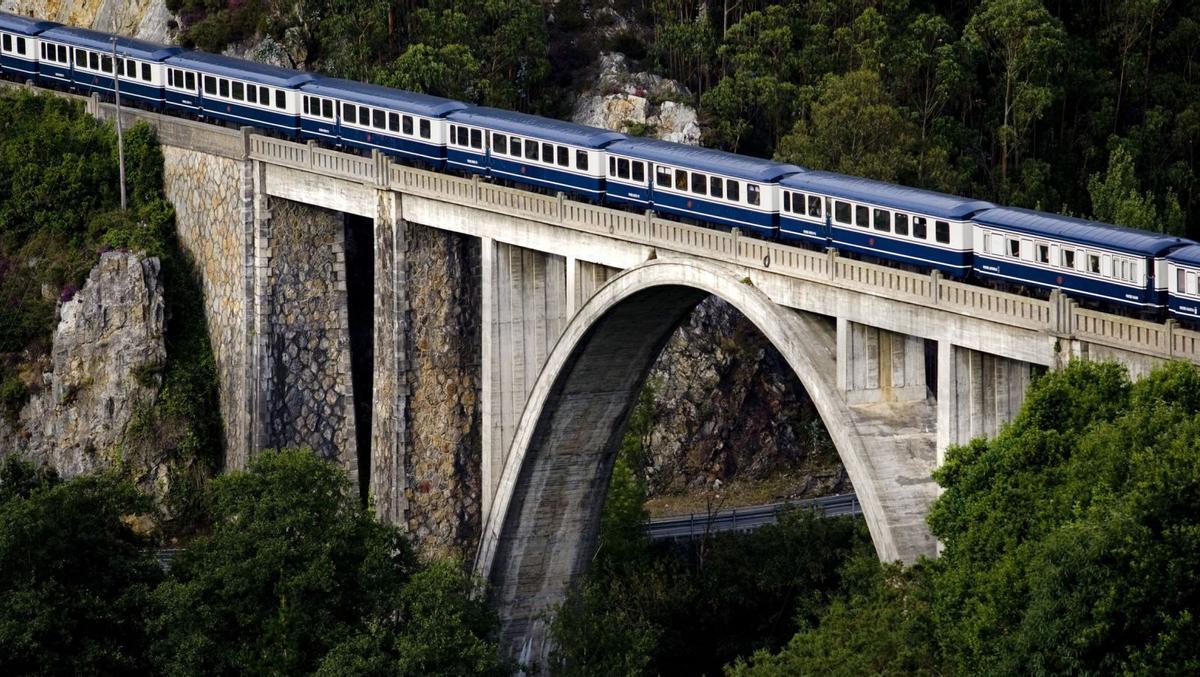 El Transcantábrico, a través del puente ferroviario de Luarca; arriba, dentro de sus autos. / | / JAO