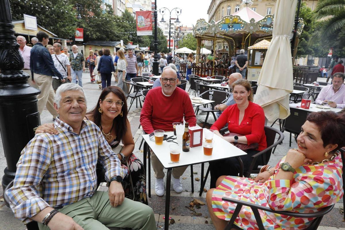 Un grupo de comensales en una terraza.