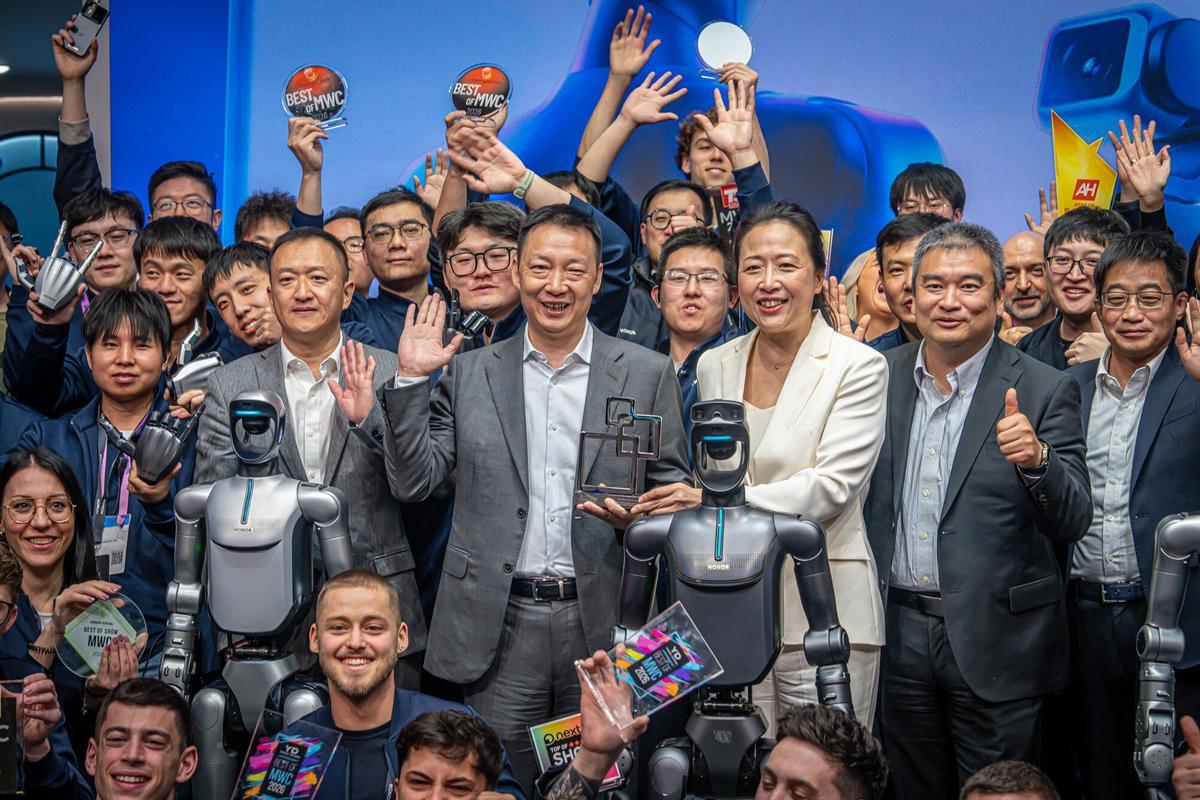 Barcelona 04/03/2026 Barcelona. Ambiente en el cierre de la tercera jornada del MWC 2026. AUTOR: MANU MITRU