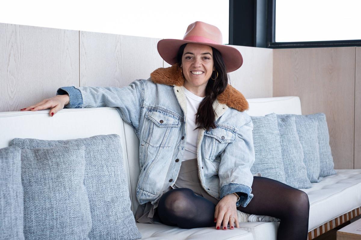 Retrato de la escritora Regina Rodríguez Sirvent, que regresa con 'Crispetes de matinada' después de convertir su primera novela en uno de los libros en catalán más vendidos de los últimos años.