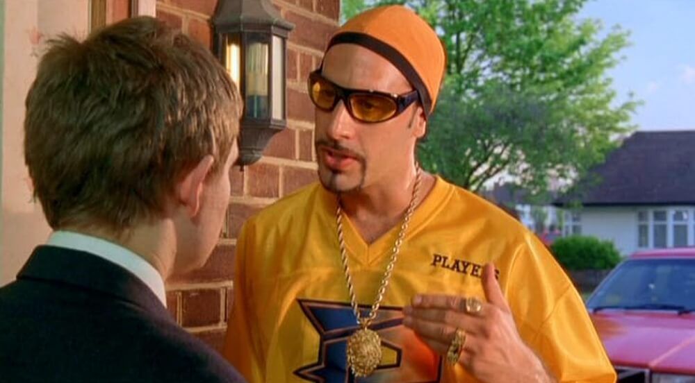 Una escena de Ali G huyendo.