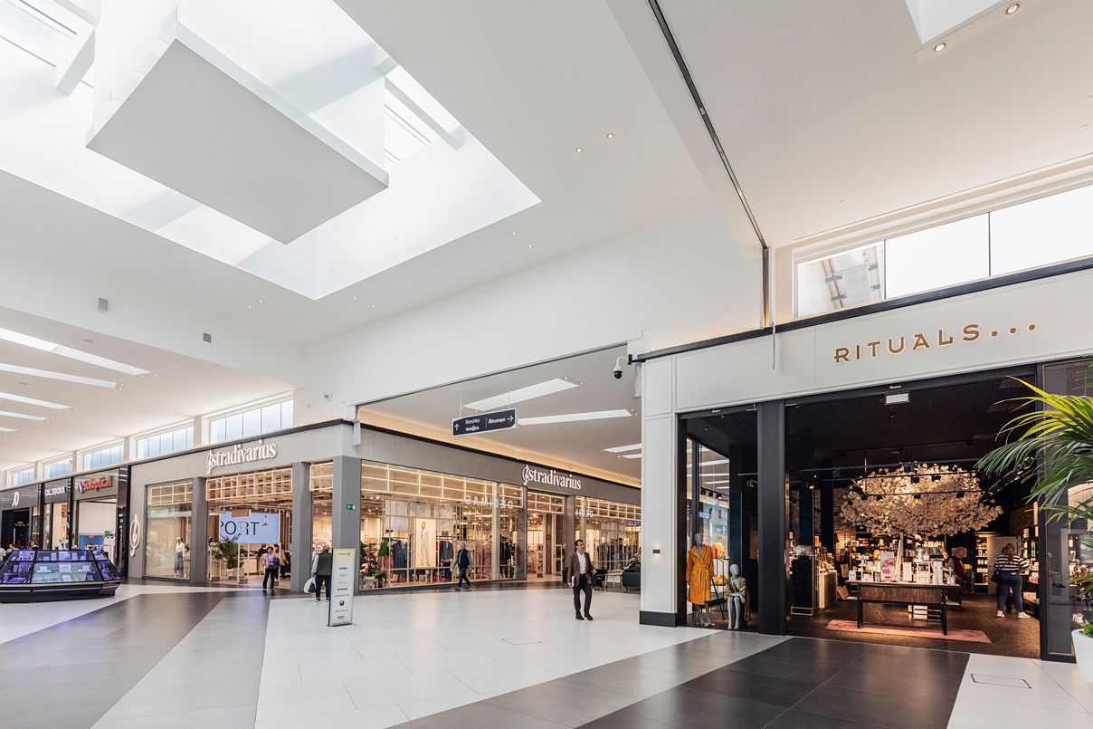 El interior totalmente renovado del centro comercial Parque Corredor en Torrejón de Aldos, con 123.000 metros cuadrados de arquitectura moderna y sostenible