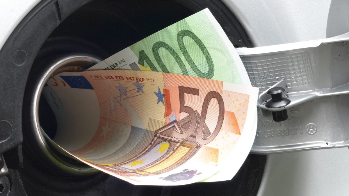 Si vas a echar gasolina en Semana Santa, hazlo a la hora que dice la OCU: puedes ahorrar bastante