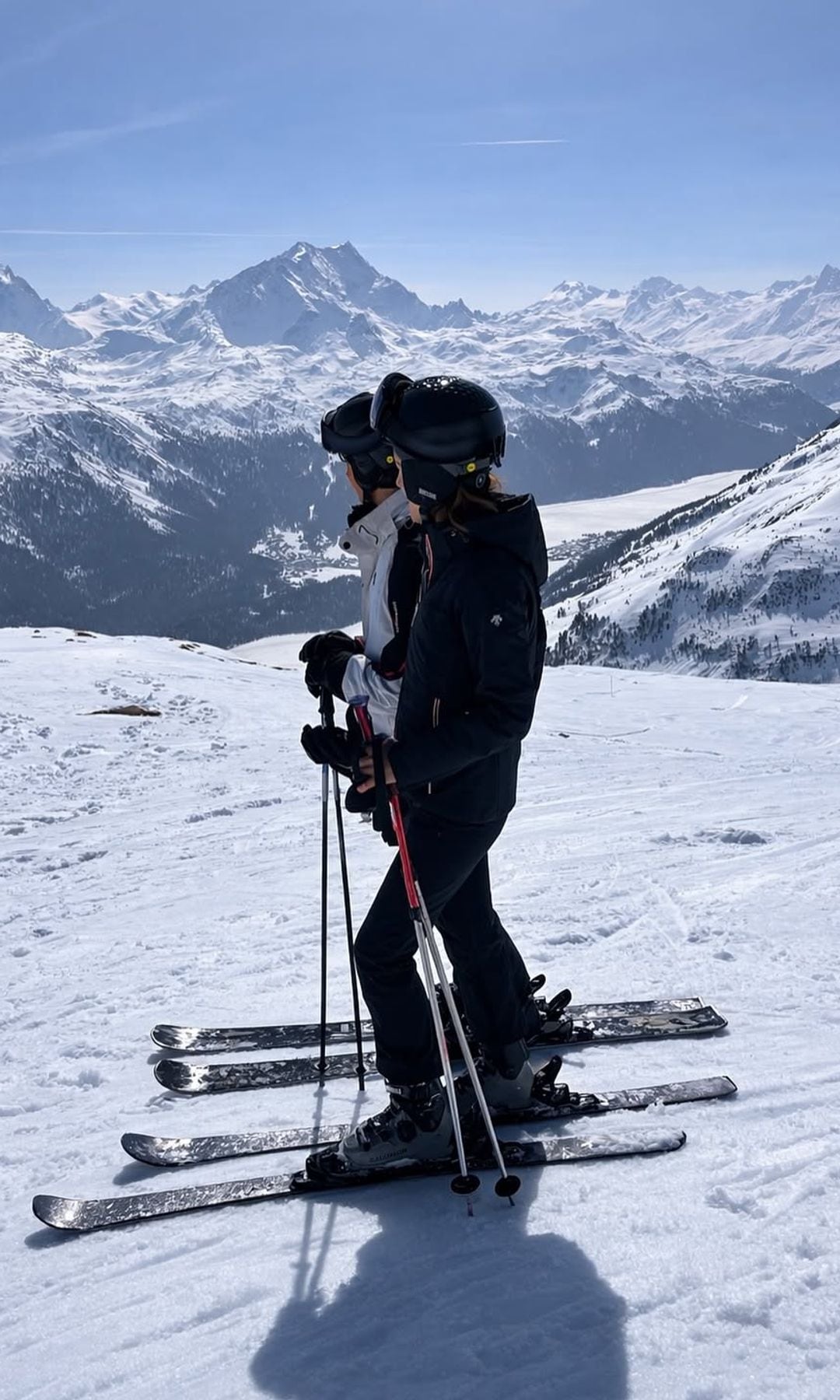 Sofía Palazuelo y su marido, Fernando Fitz-James Stuart, duque y duquesa de Huéscar, en la estación suiza de Saint-Mortiz