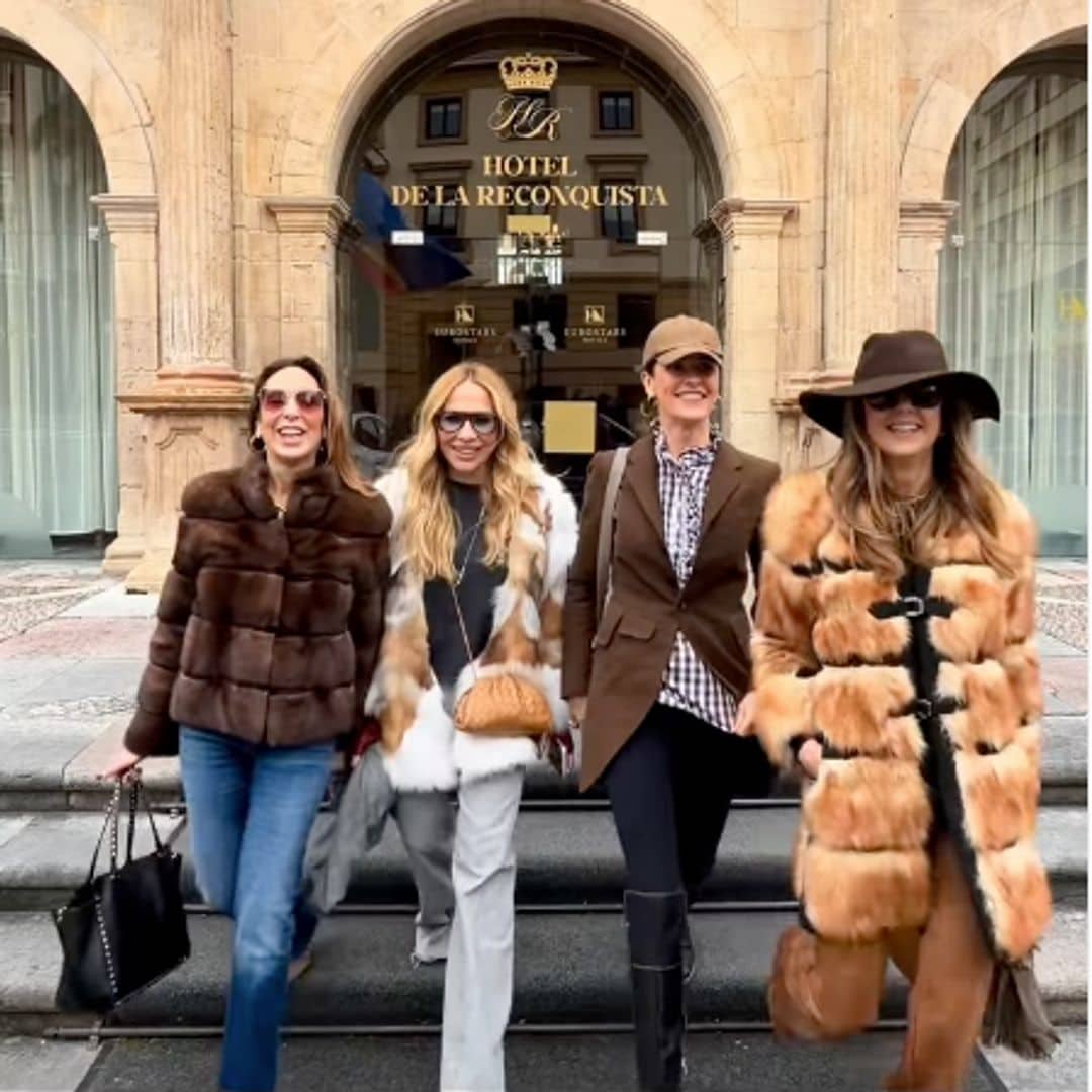 Marta Sánchez, Nuria March y otras amigas saliendo del hotel La Reconquista en Oviedo, Asturias