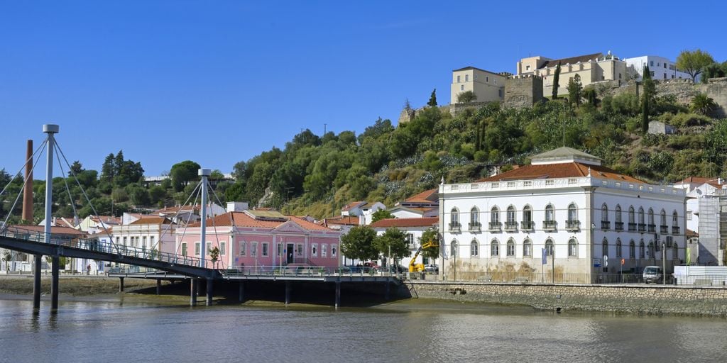Vista panorámica de Alcácer do Sal junto al río Sado, Portugal