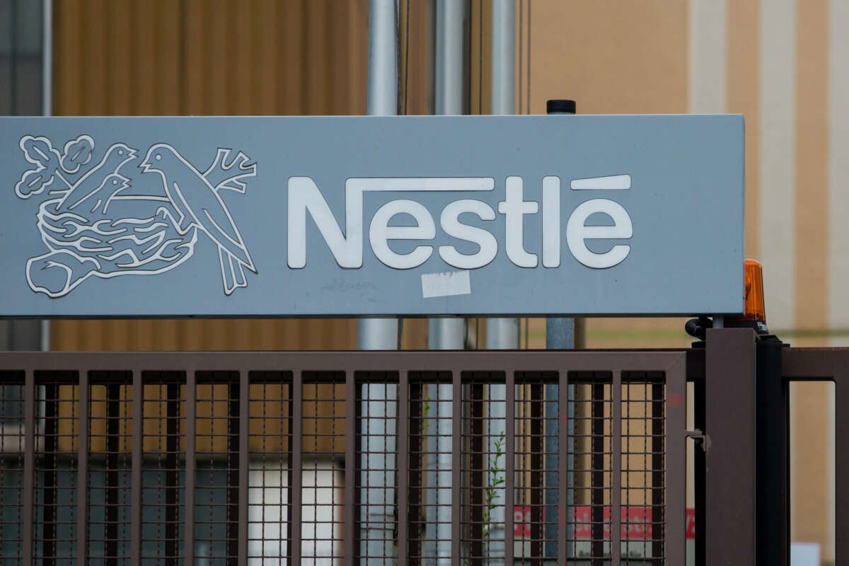 Archivo - PRESENTADO - 13 de junio de 2018, Baden-Wurtemberg, Ludwigsburg: Se puede ver el cartel de Nestlé en una de sus instalaciones. Nestlé SA ha llegado a un acuerdo para vender su negocio de helados en Estados Unidos a Froneri por 4.000 millones de dólares. Foto: Christoph Schmidt/dpa
