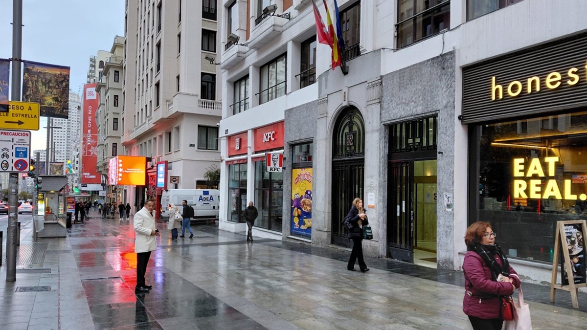 Trinitario Casanova, con bata blanca, el martes antes de entrar en los Juzgados, en la Gran Vía de Madrid.