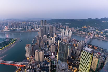 Vista panorámica de Chongqing con el río Yangtze.