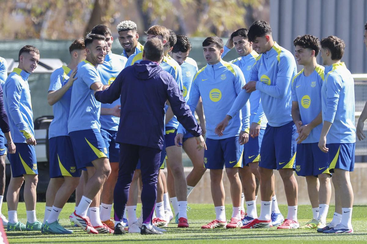 Hansi Flick bromea con sus jugadores antes de la sesión preparatoria del Barça-Newcastle.