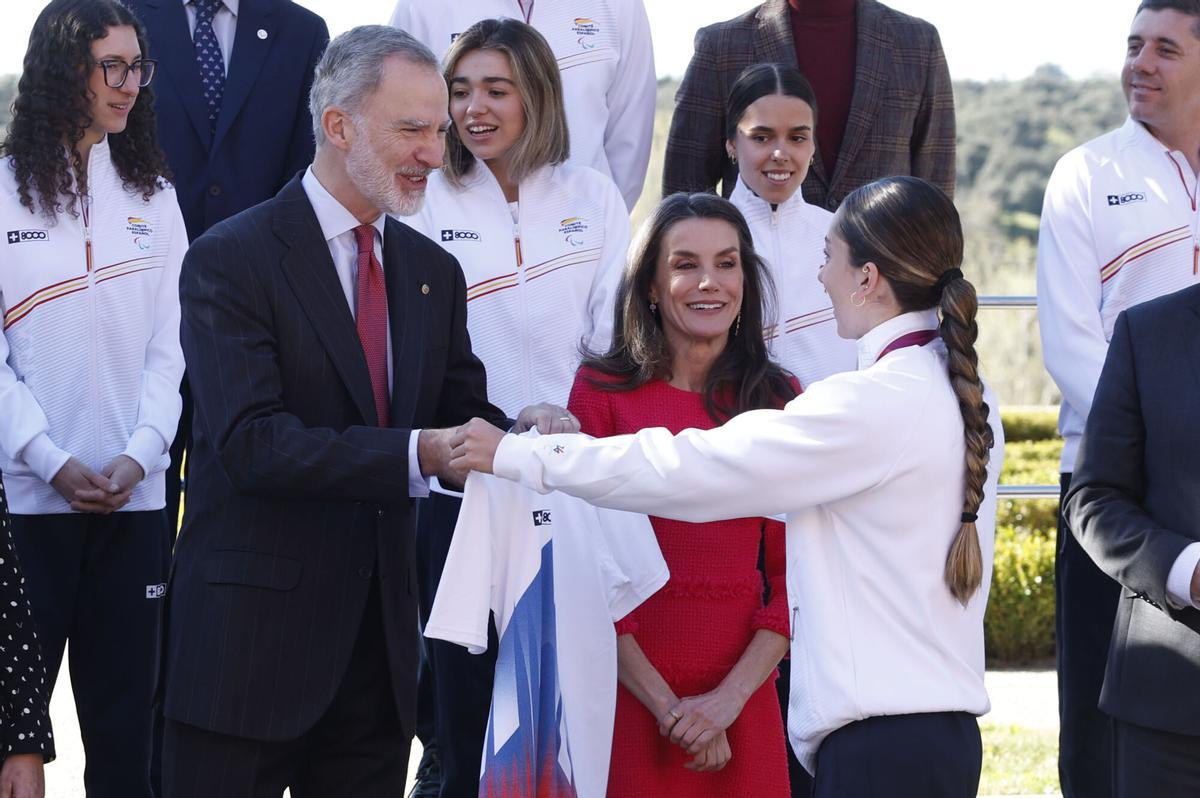 Los Reyes Felipe y Letizia, durante la audiencia con la delegación española participante en los Juegos Paralímpicos Milán-Cortina 2026, encabezada por Audrey Pascual.