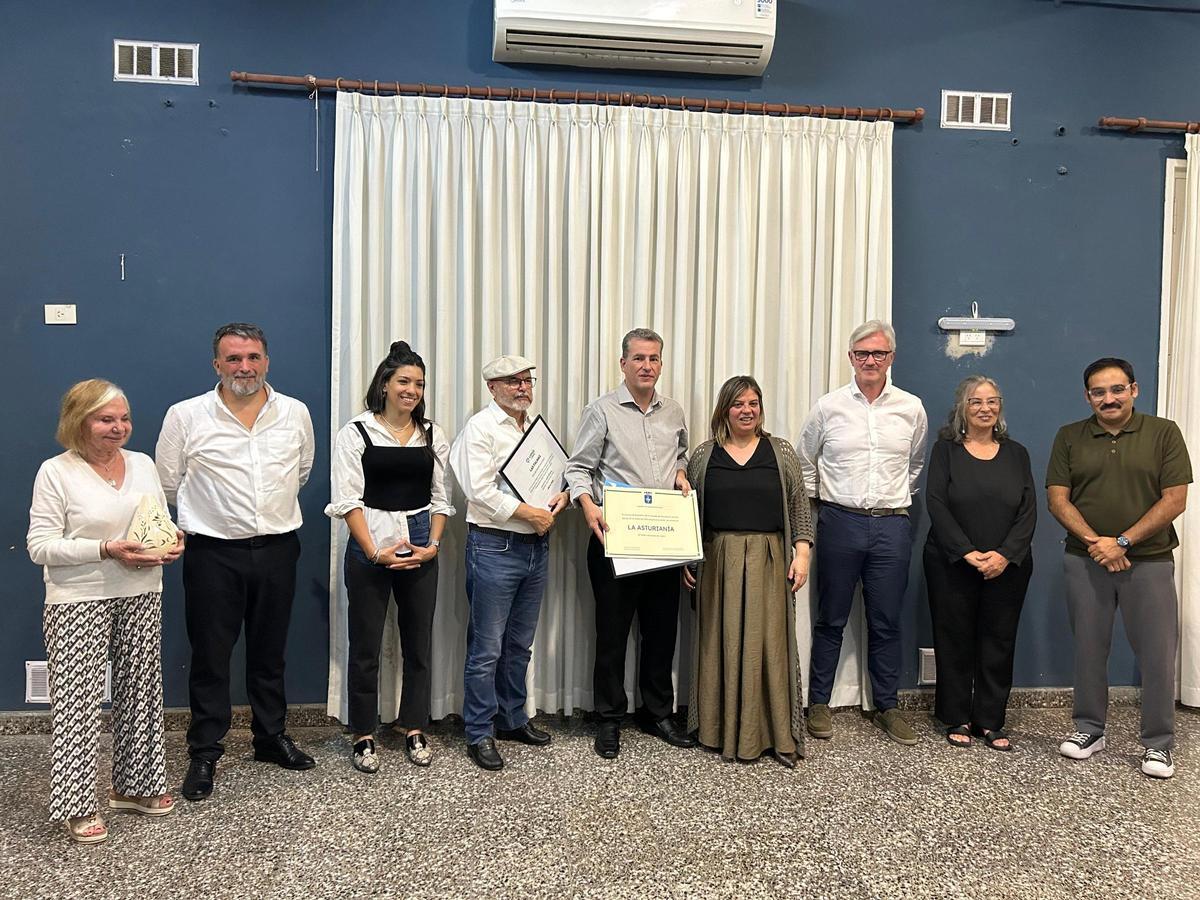 La delegación asturiana con representantes del municipio y del Centro Asturiano. En el centro, Isidro Montes y Fabián Martínez, este último con el Diploma de Reconocimiento Asturiano.