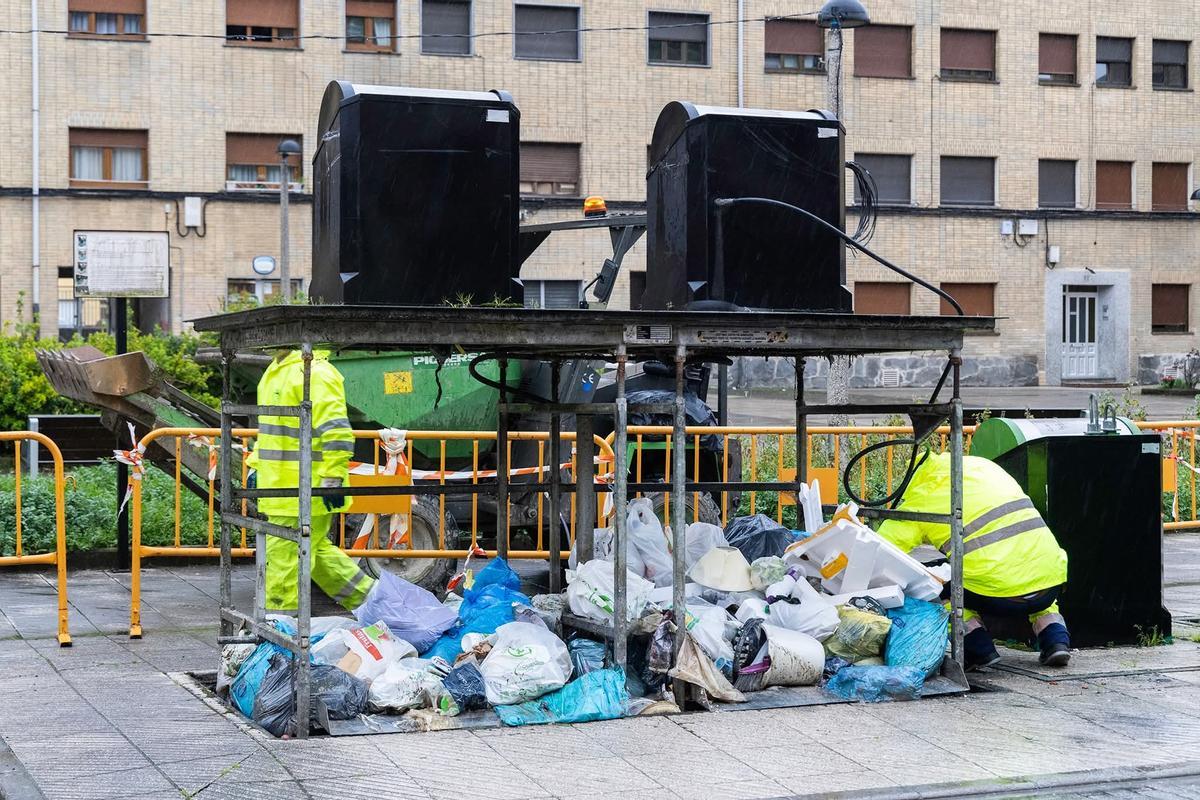 Trabajos de retirada de contenedores subterráneos en Barredos, Laviana