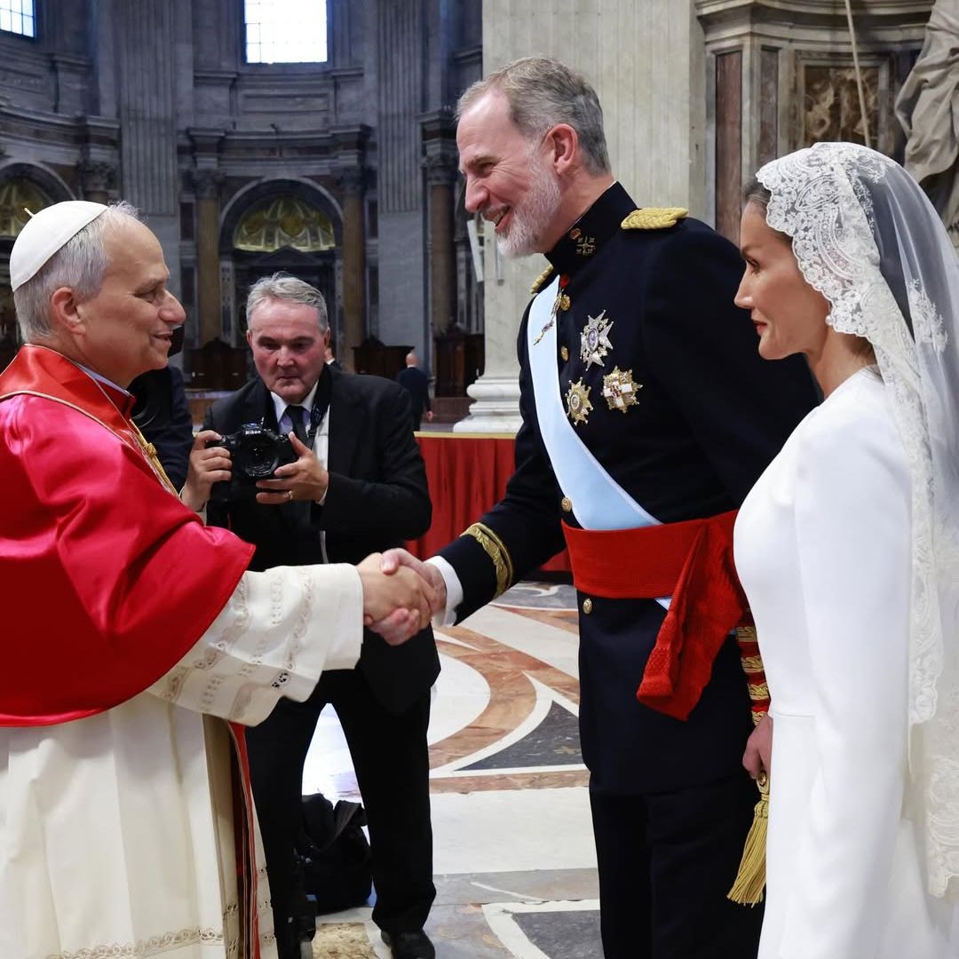 Los reyes Felipe y Letizia en mayo de 2025 tras la misa inaugural del pontificado de León XIV