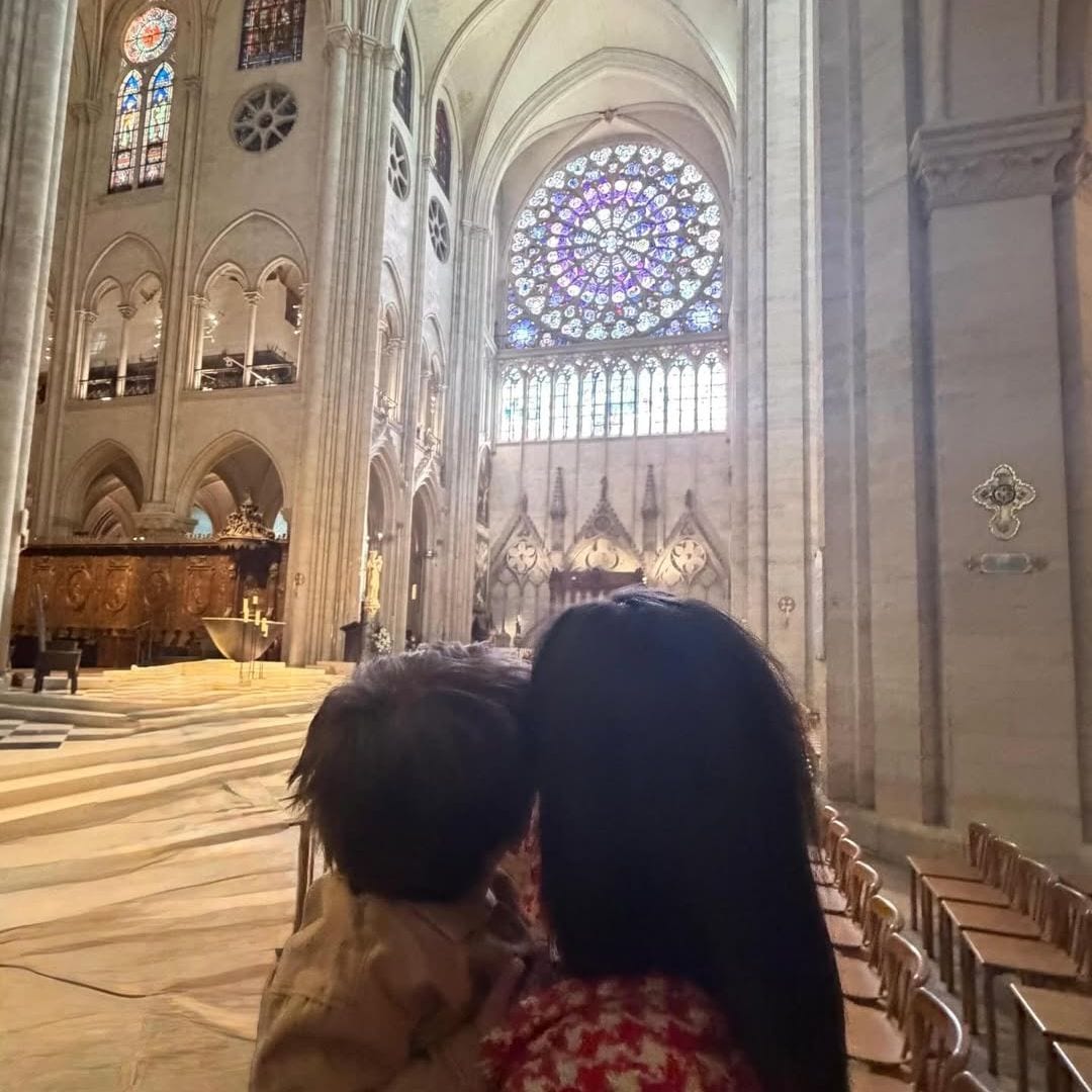 Patricia Pardo y su hijo Luca en Notre-Dame de París