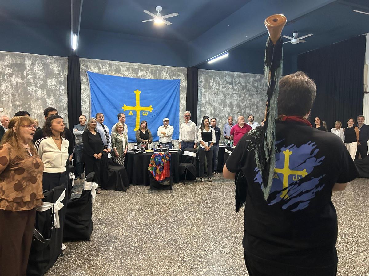 La delegación asturiana con representantes del grupo de gaita y danza del Centro Asturiano de Lanús.