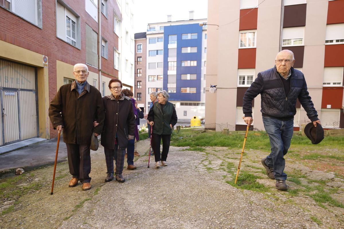 Avilés. Informe con los vecinos de algunas cuadras de Glez Abarca que no cuentan con acceso peatonal a la calle, lo que genera problemas de accesibilidad.