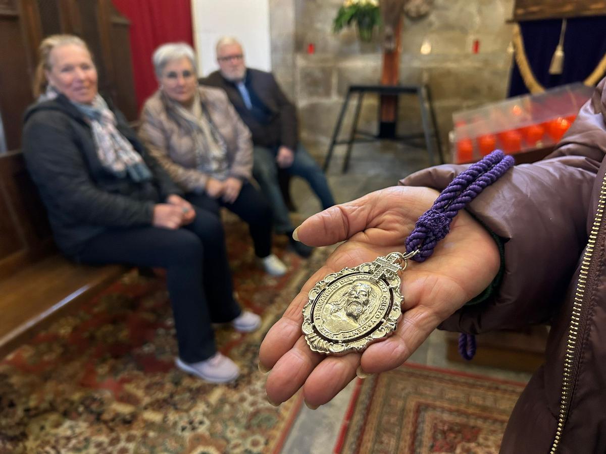 El nuevo medallón de la cofradía.