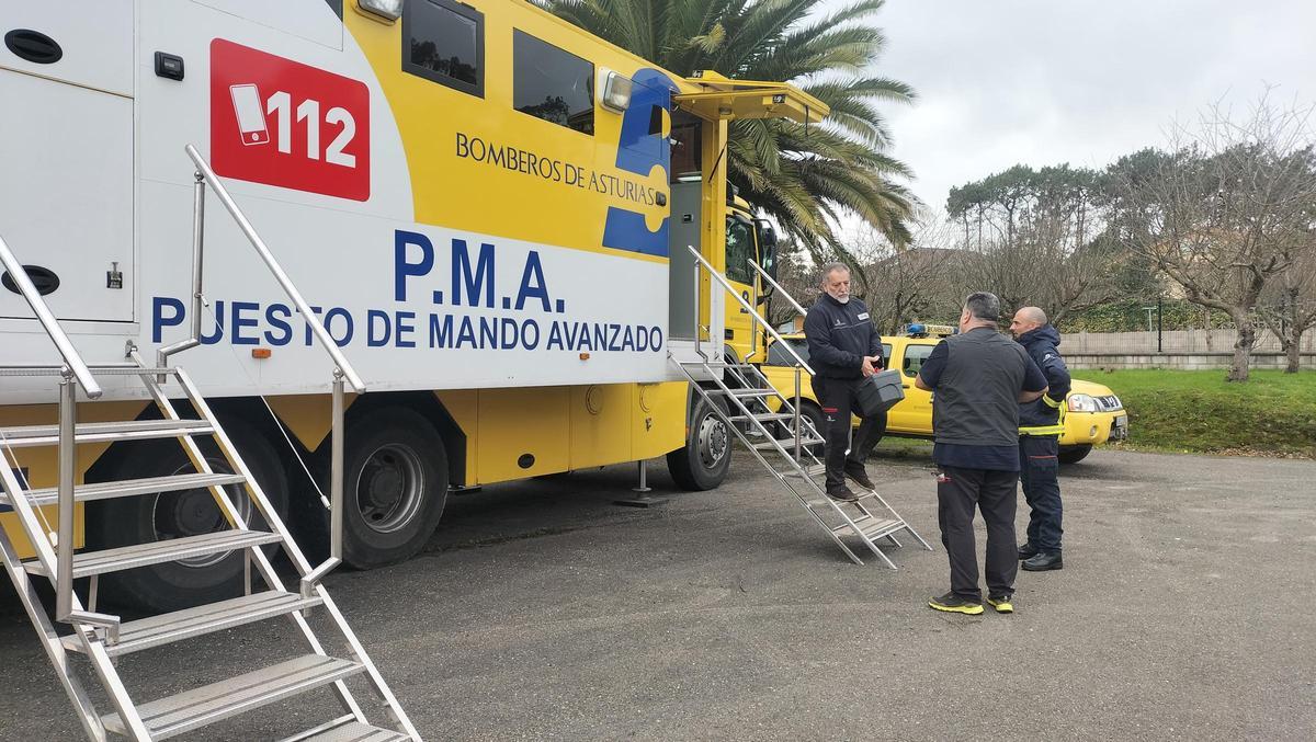 El jefe del operativo, Miguel Ángel Pérez, abandona la sala de operaciones, en Oviñana, tras finalizar la operación.