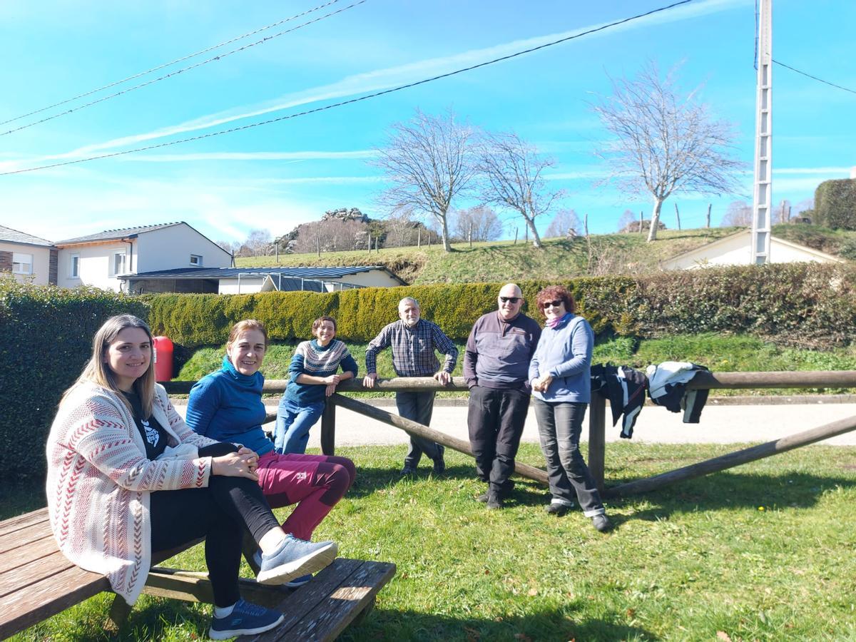 A la izquierda Bibiana Montes, Marta Malneira, Amparo Iglesias, Tino Montes, Urbano Fernández y Miriam Guerin.