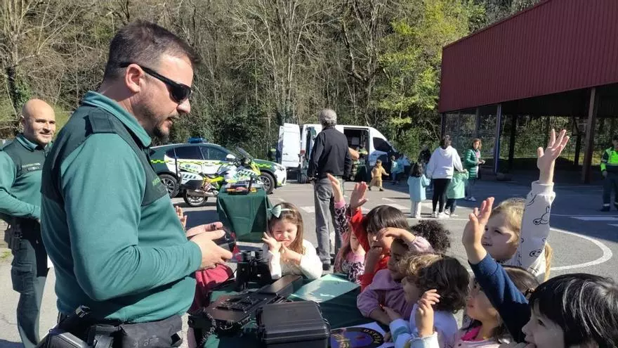 Visita de la Guardia Civil al colegio de la Reconquista