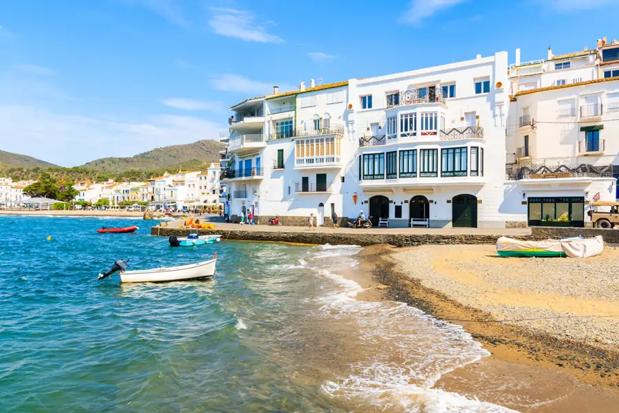 a { decoración de texto: ninguna; color: #464febrero; } tr th, tr td { borde: 1px sólido #e6e6e6; } tr th { color de fondo: #f5f5f5; } Una cala de Cadaqué, tranquila y serena, donde las embarcaciones descansan como escuchando el murmullo del mar.