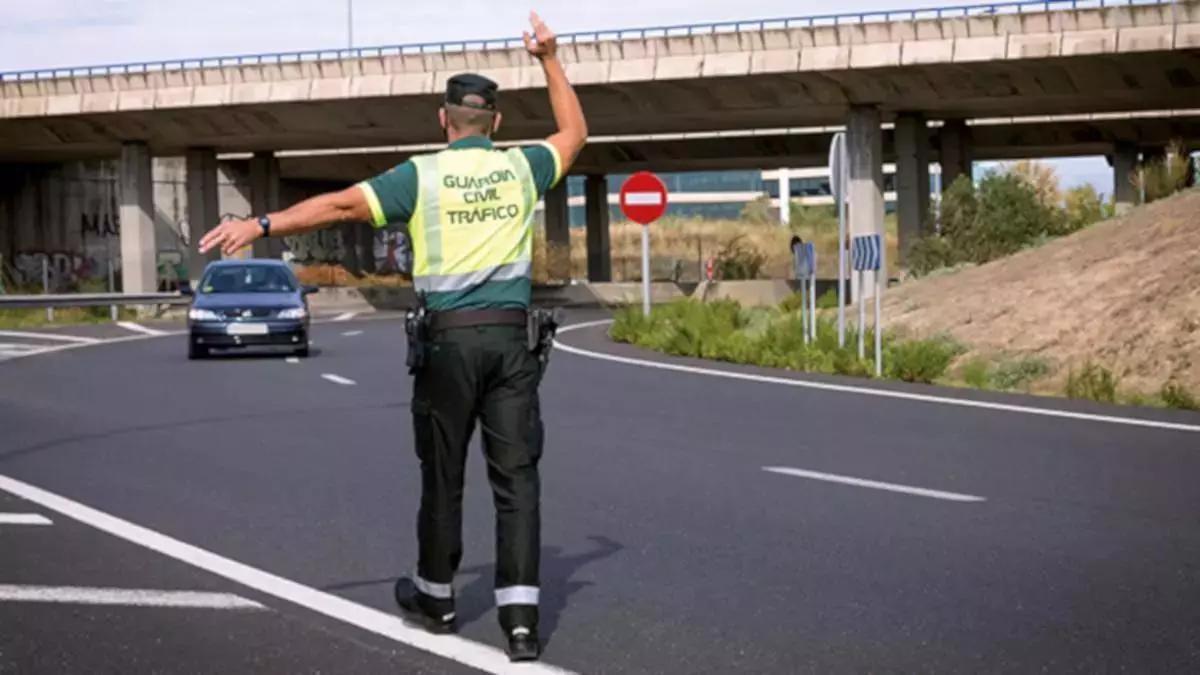 Guardia Civil parando un coche